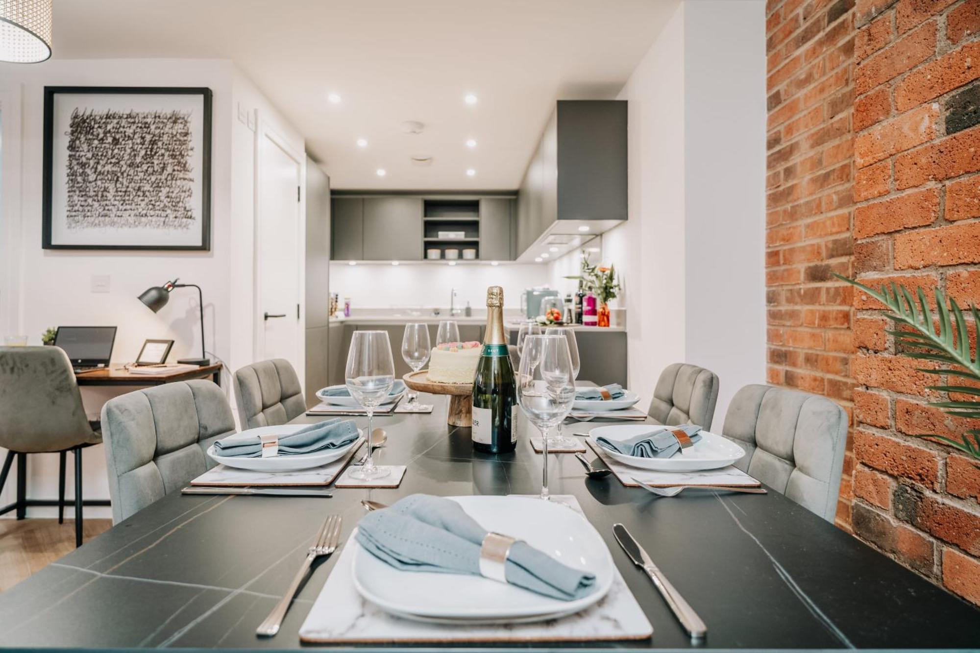 Splendid Industrial Style Pad, Centre, Fast Wifi, Family, Contractors *