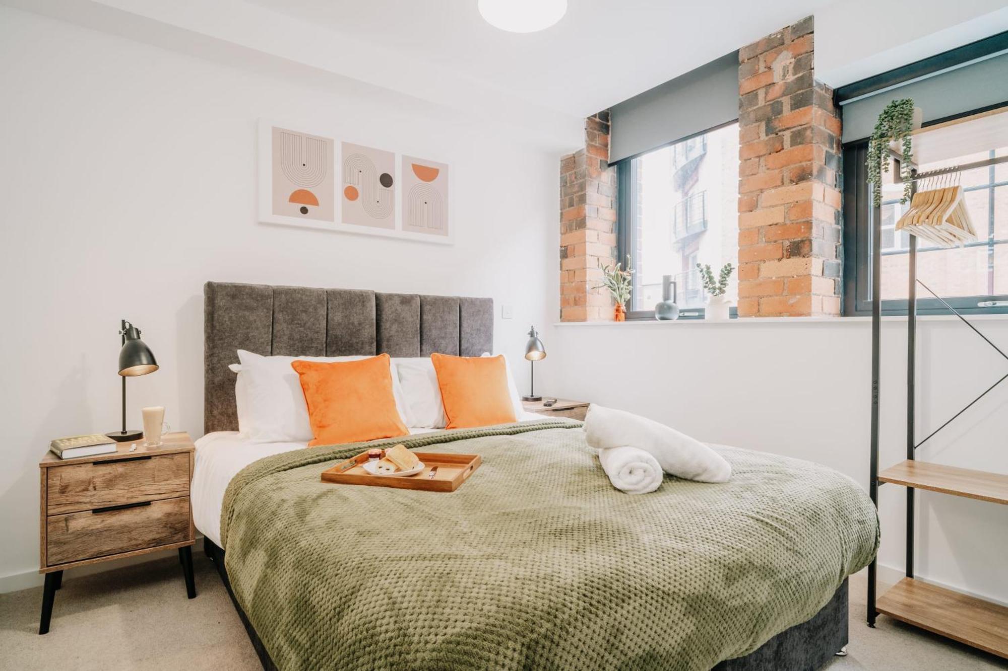 Splendid Industrial Style Pad, Centre, Fast Wifi, Family, Contractors Birmingham