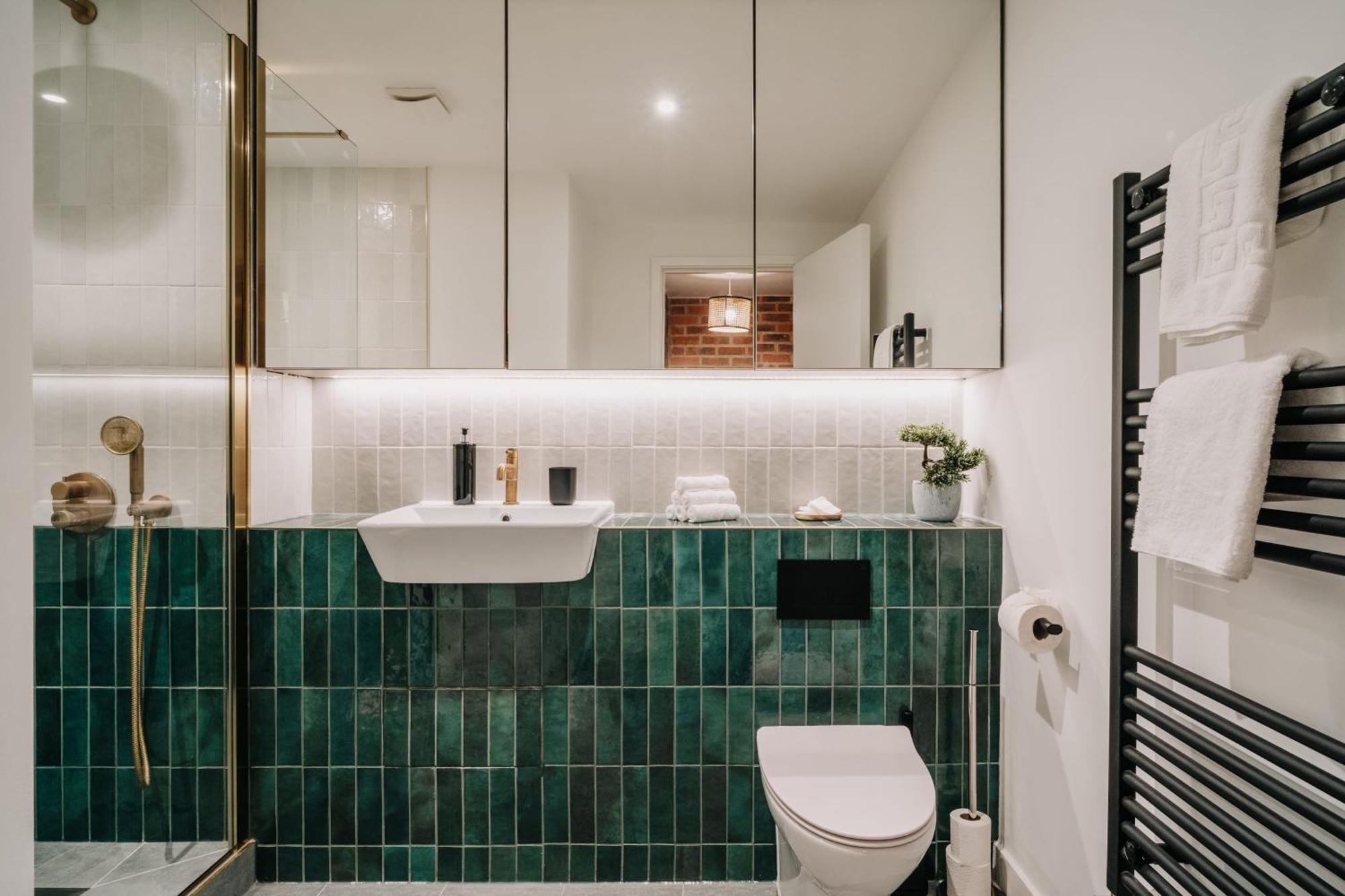 Splendid Industrial Style Pad, Centre, Fast Wifi, Family, Contractors Birmingham