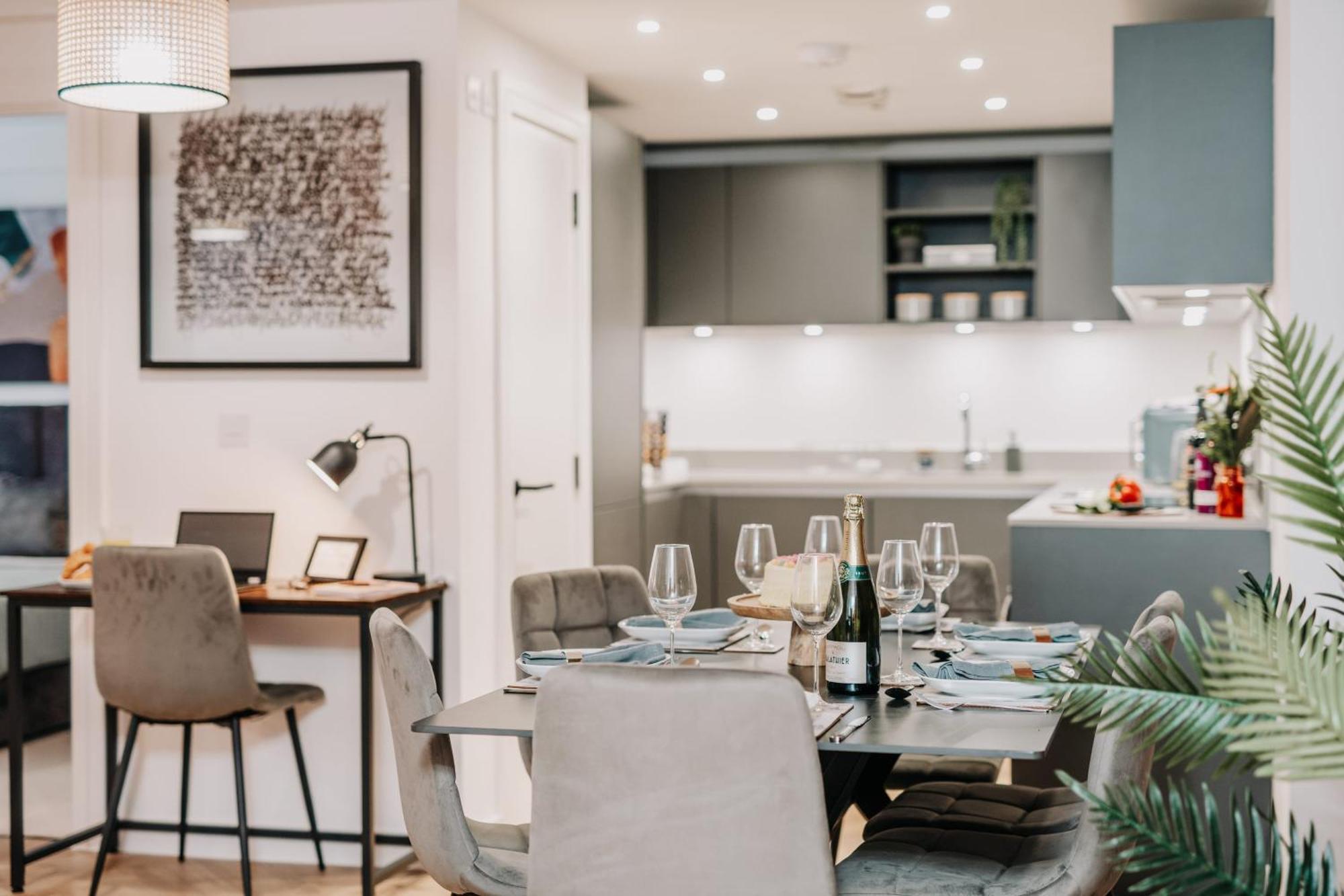Splendid Industrial Style Pad, Centre, Fast Wifi, Family, Contractors Apartment *
