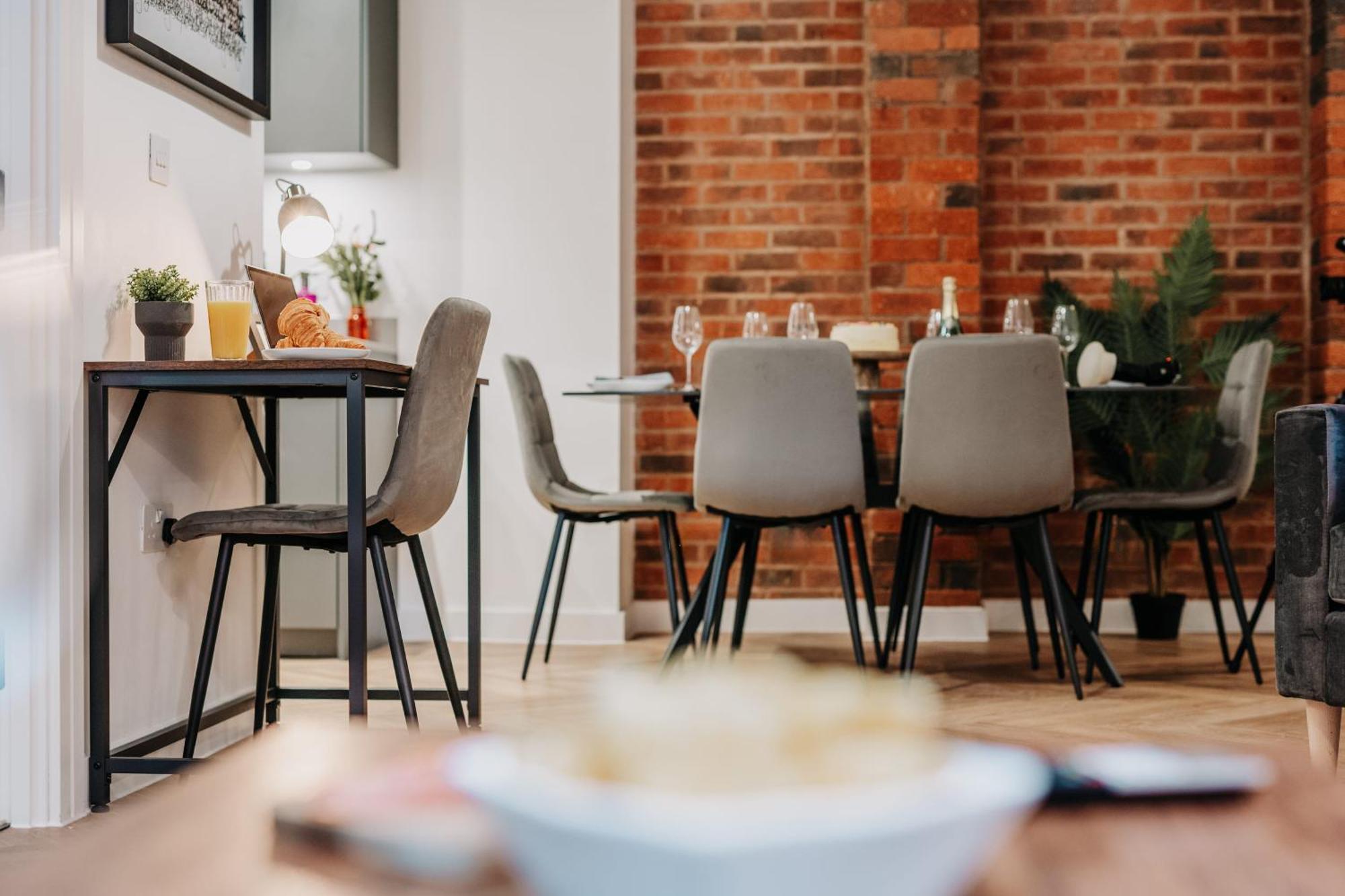 Splendid Industrial Style Pad, Centre, Fast Wifi, Family, Contractors Birmingham