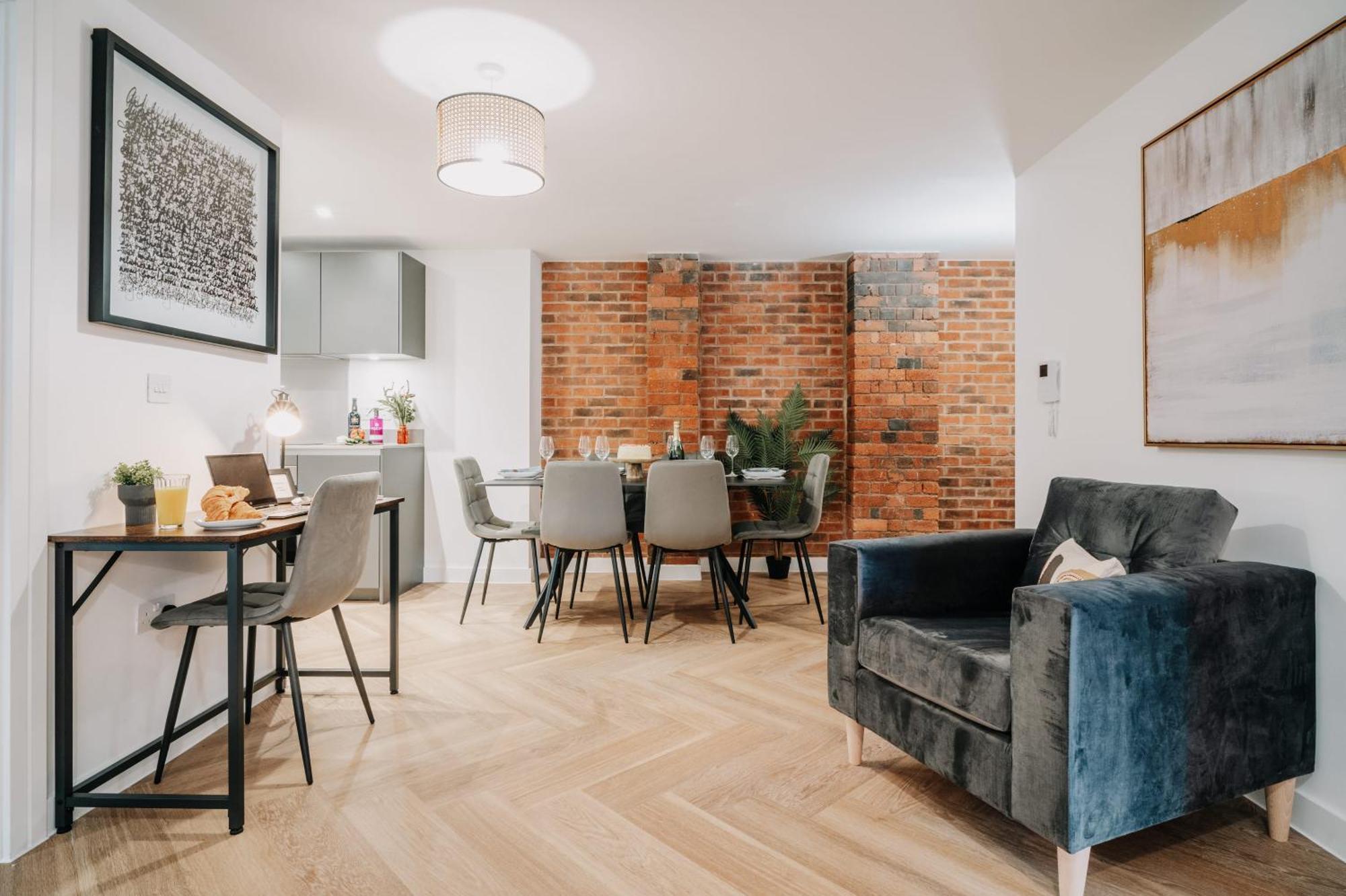 Splendid Industrial Style Pad, Centre, Fast Wifi, Family, Contractors Apartment Birmingham